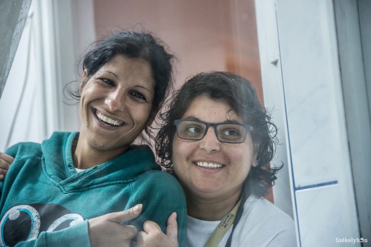 Noha bőven akadt tennivalójuk a nevelőknek, egy kis viccelődésre is maradt idejük, elvégre ők is táboroztak &bullet;  Fotó: Barabás Ákos