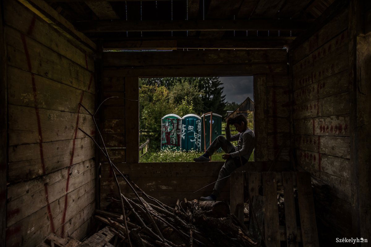 A gyerekjátékok nem jártak le kisebb viták, és az ebből fakadó szidások nélkül. Mindenki a maga módján próbált megnyugodni &bullet;  Fotó: Barabás Ákos