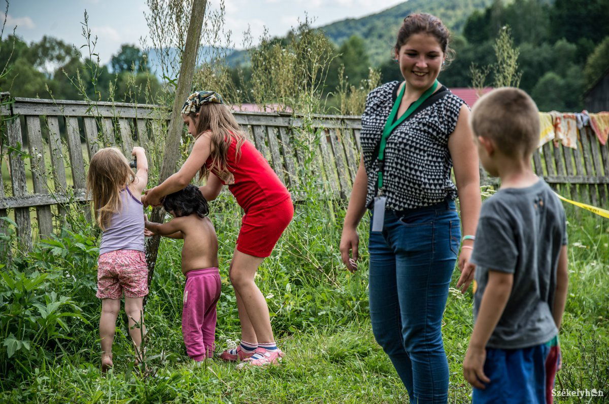 A nevelés is jelentős szerepet kapott a táborban. Kézmosás előtt senki nem ülhetett asztalhoz, evés előtt pedig áldást mondtak &bullet;  Fotó: Barabás Ákos