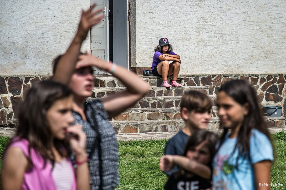 Sok résztvevő már a tábor előtt ismerte néhány társát, így gyakori volt a klikkesedés. Mások nehezebben illeszkedtek be a társaságba, félre húzódtak. A nevelők csapatépítő játékokkal igyekeztek mindenkit bevonni a programba &bullet;  Fotó: Barabás Ákos