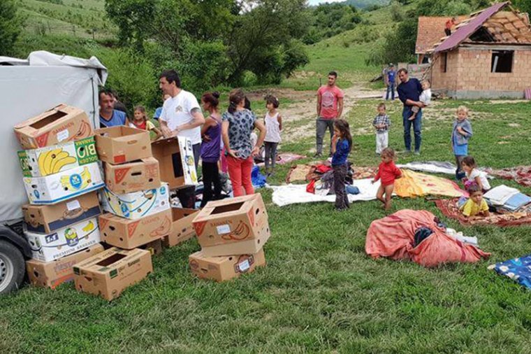 Adományt vittek a roma közösségnek, de cserébe ezúttal kértek is valamit