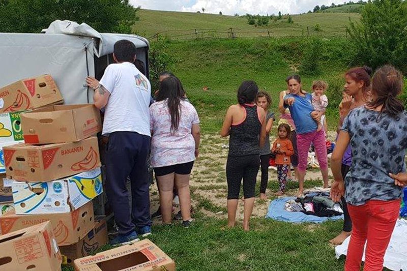 Örültek a csomagoknak. Hamar gazdára találtak a ruhák •  Fotó: Tegyünk Egymásért Egyesület