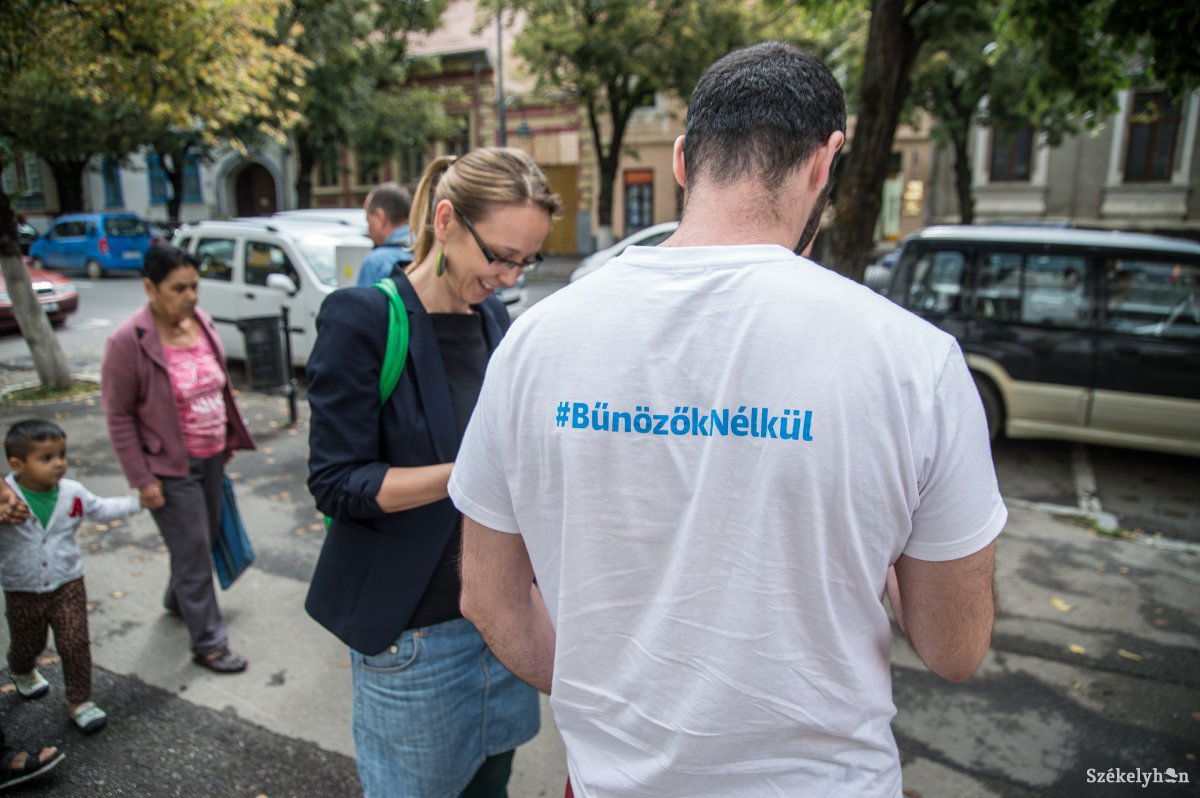 Székelyudvarhelyen is gyűjtötték az aláírásokat •  Fotó: Barabás Ákos