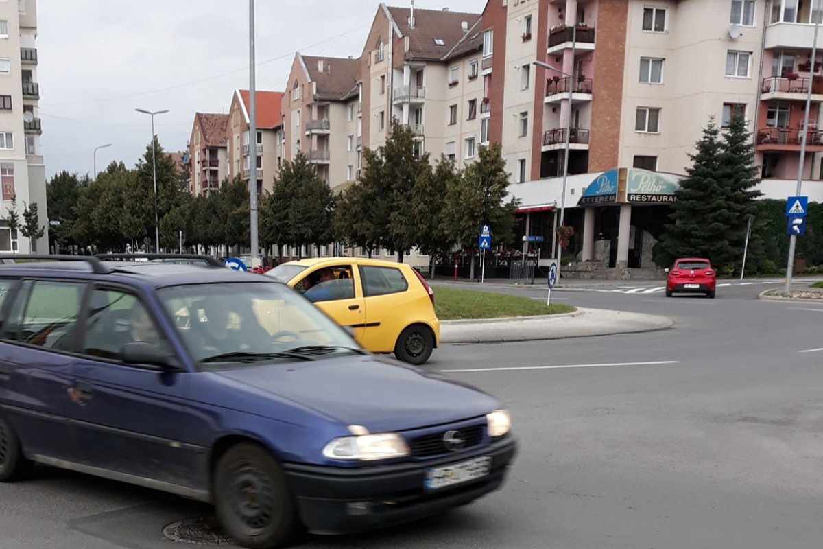 Forgalommal szembe. A sárga autó sofőrje az ellenkező irányba haladt a körforgalomban • Forrás: Facebook/Udvarhelyszeki Közlekedési Infó 