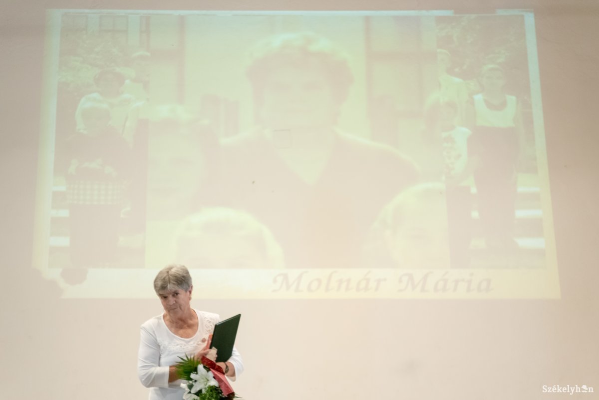 Több mint 45 évnyi tanítói munkája elismeréseként tüntették ki Molnár Máriát •  Fotó: Veres Nándor