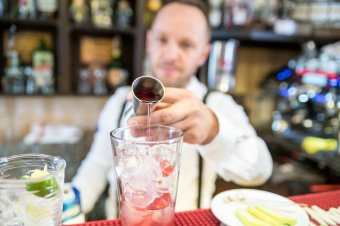 Változnak az alkoholfogyasztási szokások: a koktélok térhódítása az égetett szeszt gyártóknak kedvez