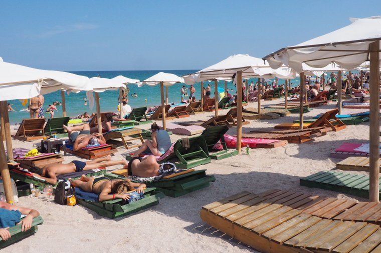 Külön ki- és bejárás, kötelező két méter a fürdőzők között a tengerparti strandokon