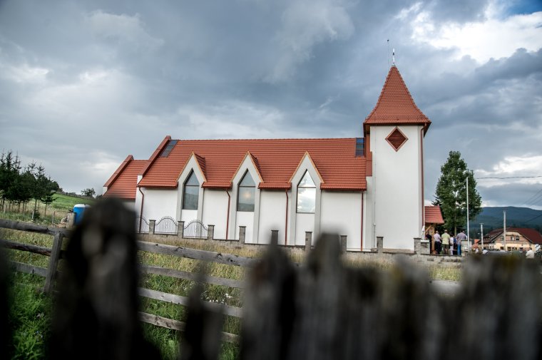 Nagyboldogasszony oltalmazza Sikaszó új templomát