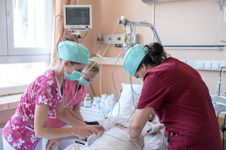 Új rekord az intenzíven, átlépte az 5000-et a koronavírus romániai áldozatainak száma