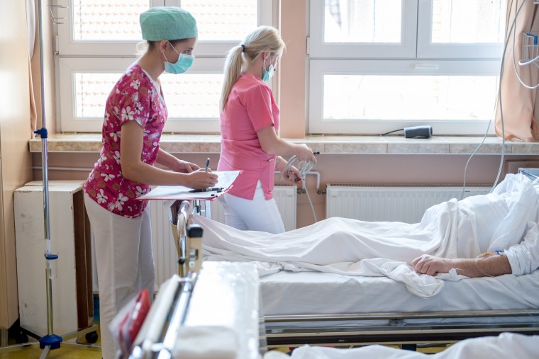 Kevesebb az új fertőzött, ötszáz fölött az intenzív osztályon ápoltak száma