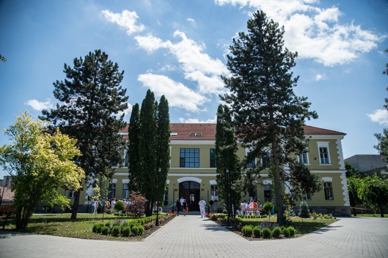 Megszépült a székelyudvarhelyi fül-orr-gégészet épülete, kizöldült az előtte lévő tér