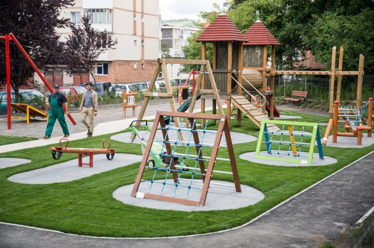 Késik a játszóterek felújítása, de év végéig meglesz