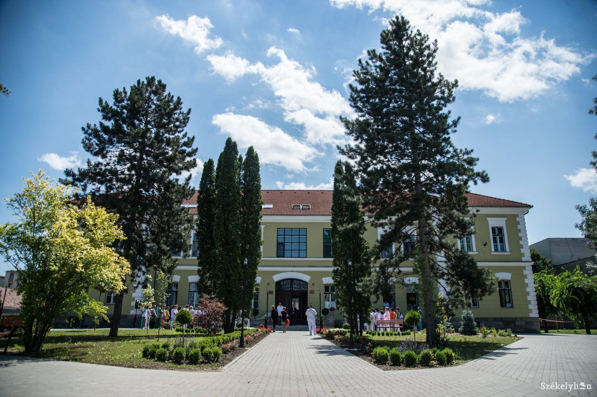 Kívül-belül tataroztak, és a környező teret is parkosították •  Fotó: Barabás Ákos