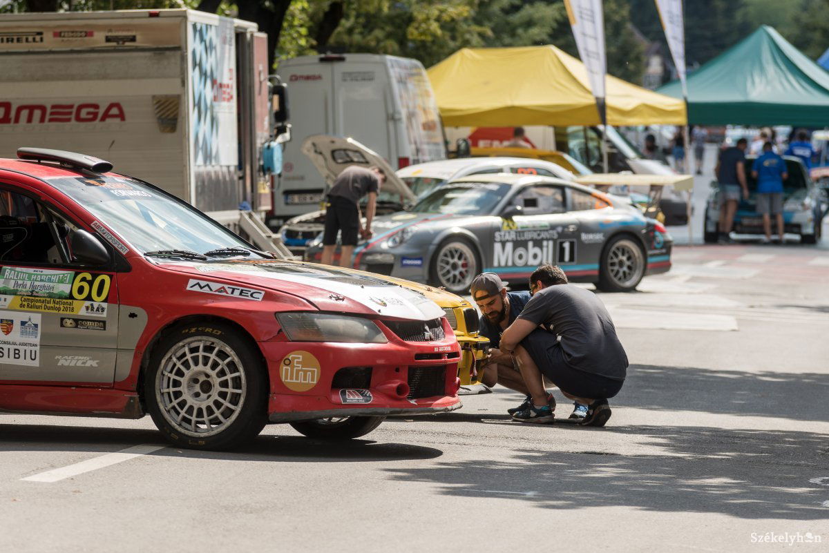 Lassan az utolsó finomhangolásokat is el kell végezni a járműveken. Nemsokára harcba küldik az autókat &bullet;  Fotó: Veres Nándor