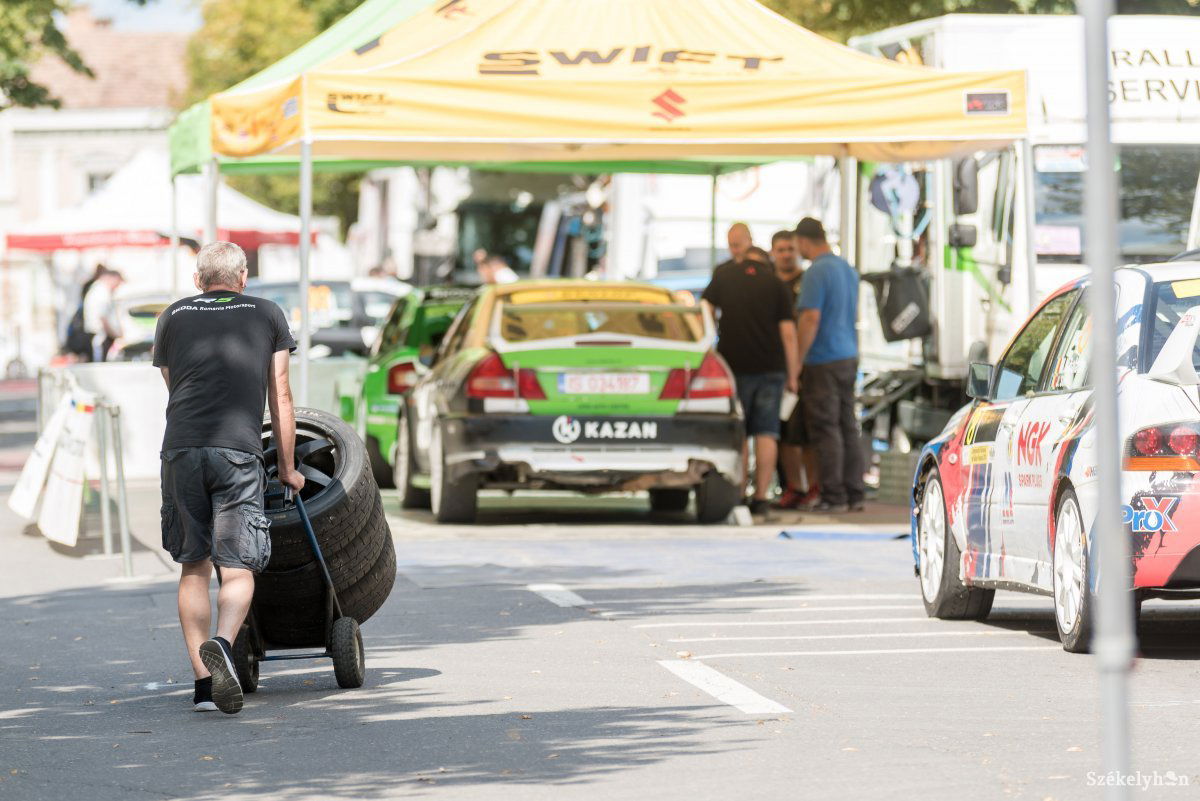 Előkészületek. A Kossuth Lajos és a II. Rákóczi Ferenc utcákban vannak a csapatok szervizállomásai &bullet;  Fotó: Veres Nándor