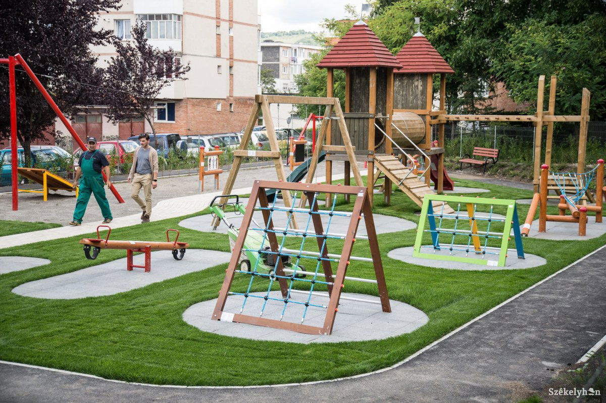 Ilyen szép lesz újabb két játszótér, csak ki kell várni •  Fotó: Barabás Ákos
