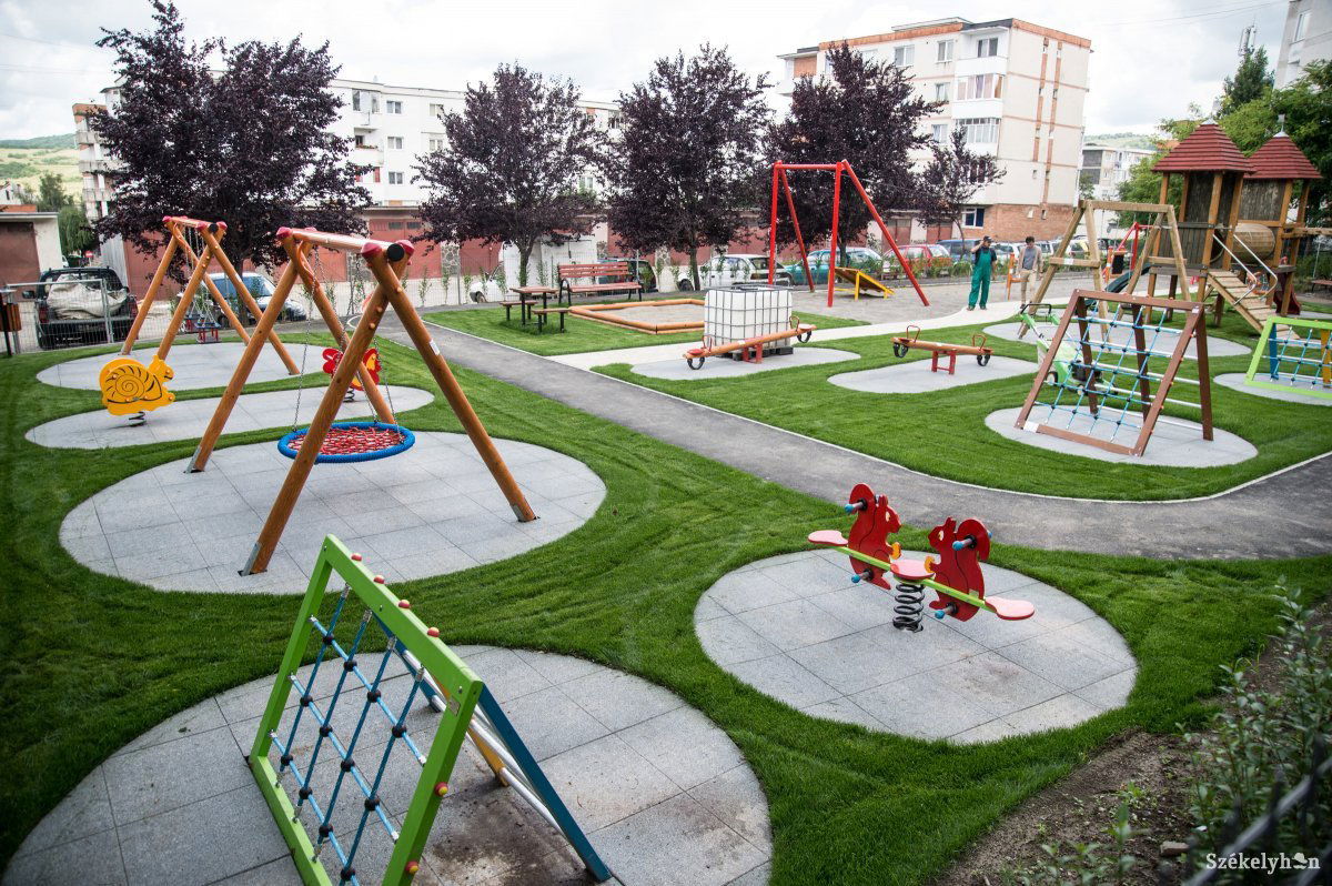 Üde színfolt a tömbházak között. Elkészült a Szabók utcai játszótér •  Fotó: Barabás Ákos