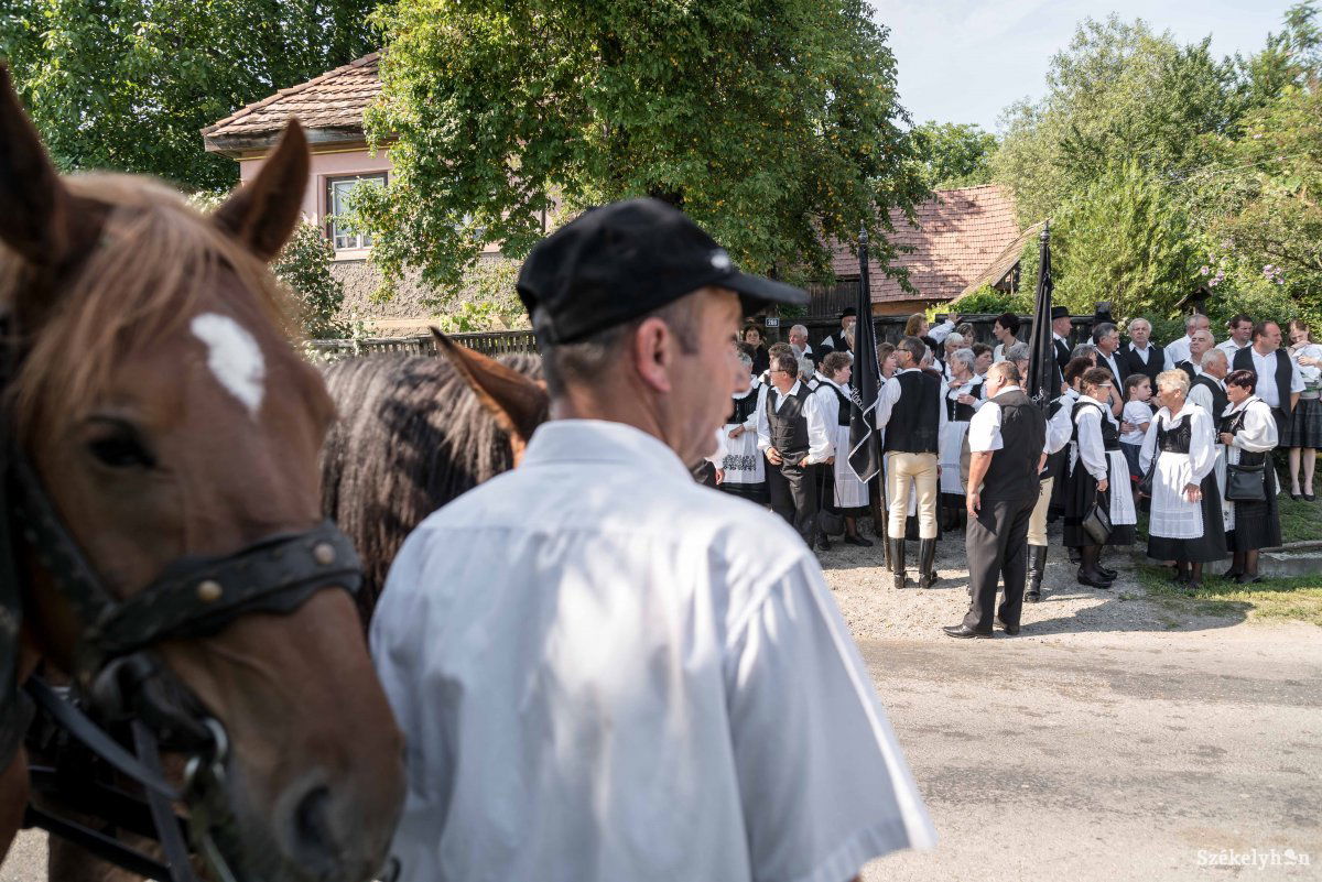 Nagygalambfalván hosszú harangszó és gyászolók sokasága fogadta, majd kísérte a templomba a végleg hazatérő költőt  &bullet;  Fotó: Veres Nándor