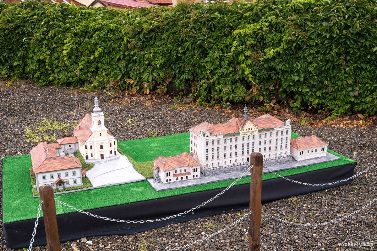 Több udvarhelyi épület makettje is megtekinthető a csütörtök délben nyíló tárlaton &bullet;  Fotó: Veres Nándor