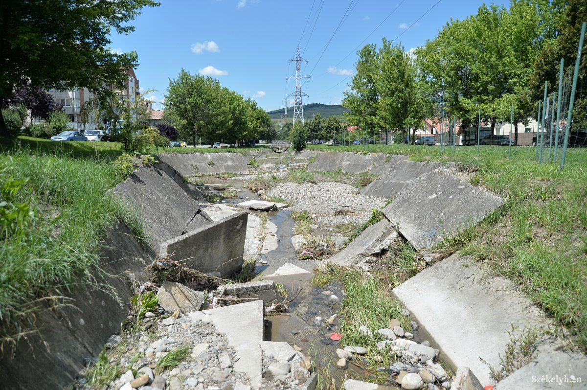 Egymásra hordta az Árpád-patak medrének betonlapjait az ár • Fotó: Barabás Ákos