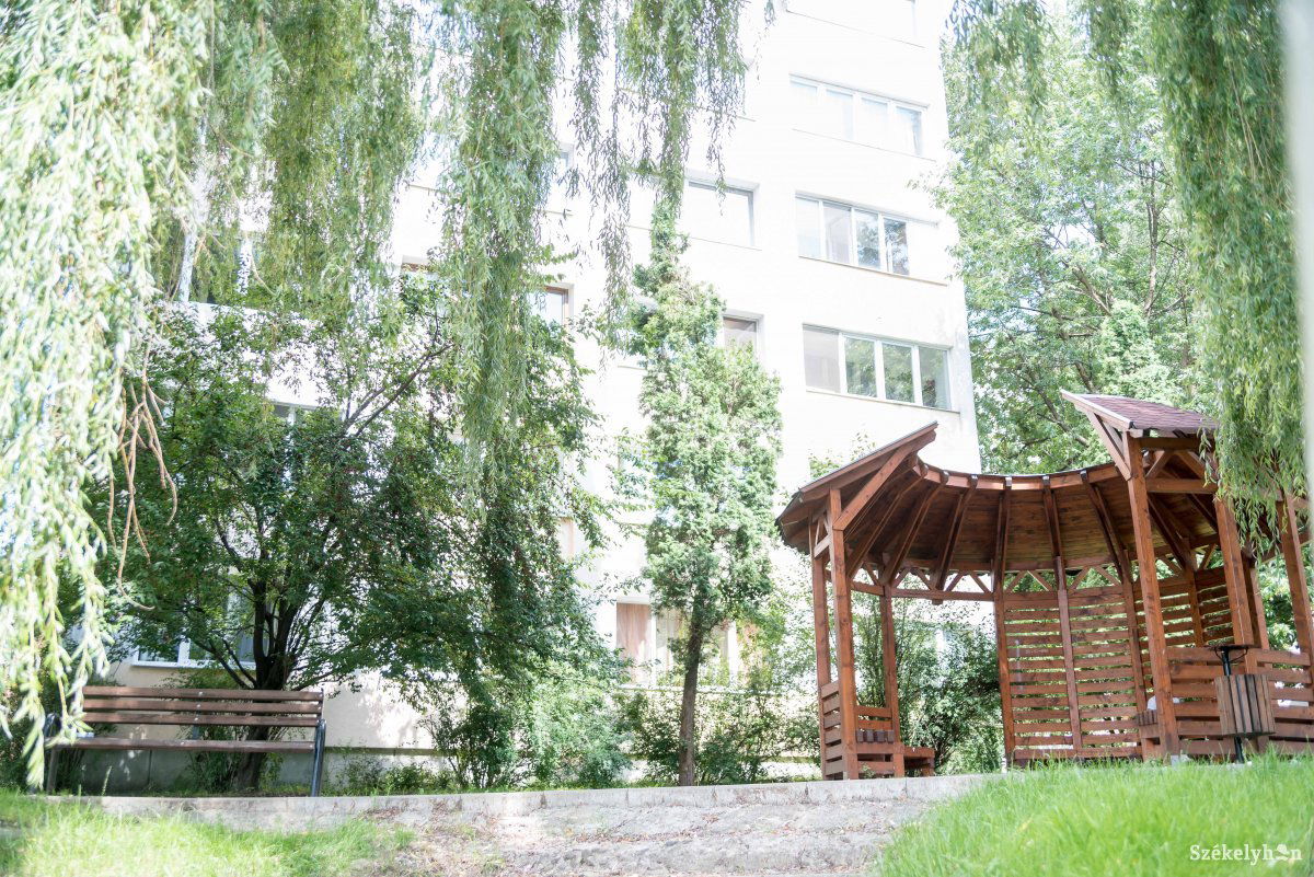 A filagóriát megfelelő dizájnnal zárható biciklitárolónak lehetne alakítani •  Fotó: Veres Nándor