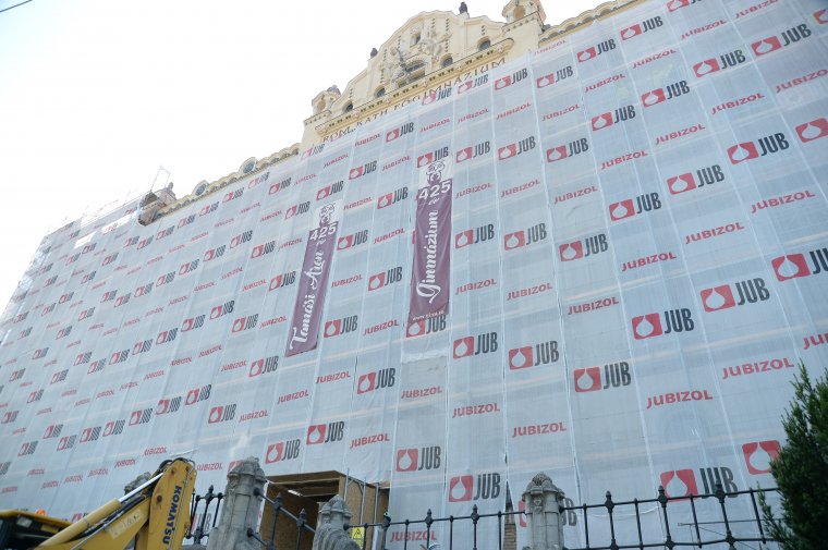 Teljes felújítás az állványok mögött