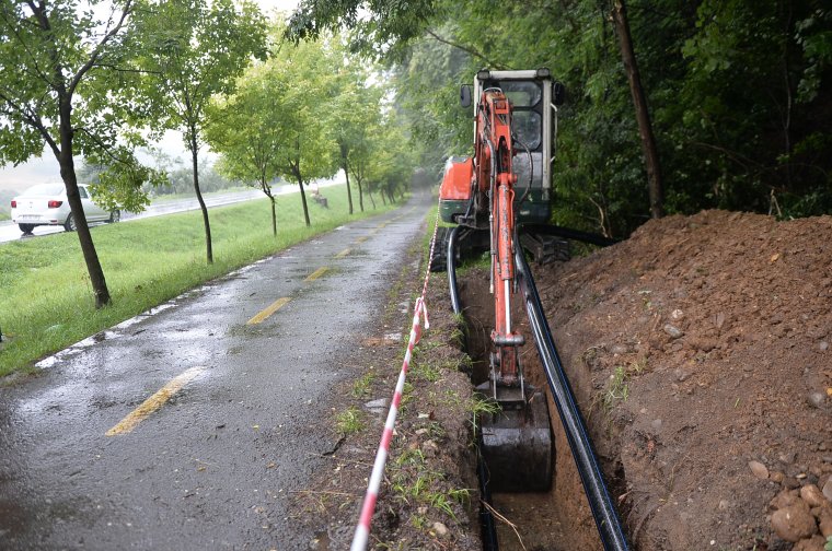 Átfúrták az utat az aszfalt alatt