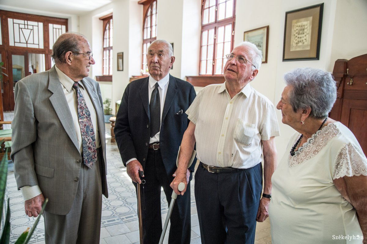Mondják: csoda, hogy megmaradt az 1948-ból való tablójuk • Fotó: Barabás Ákos