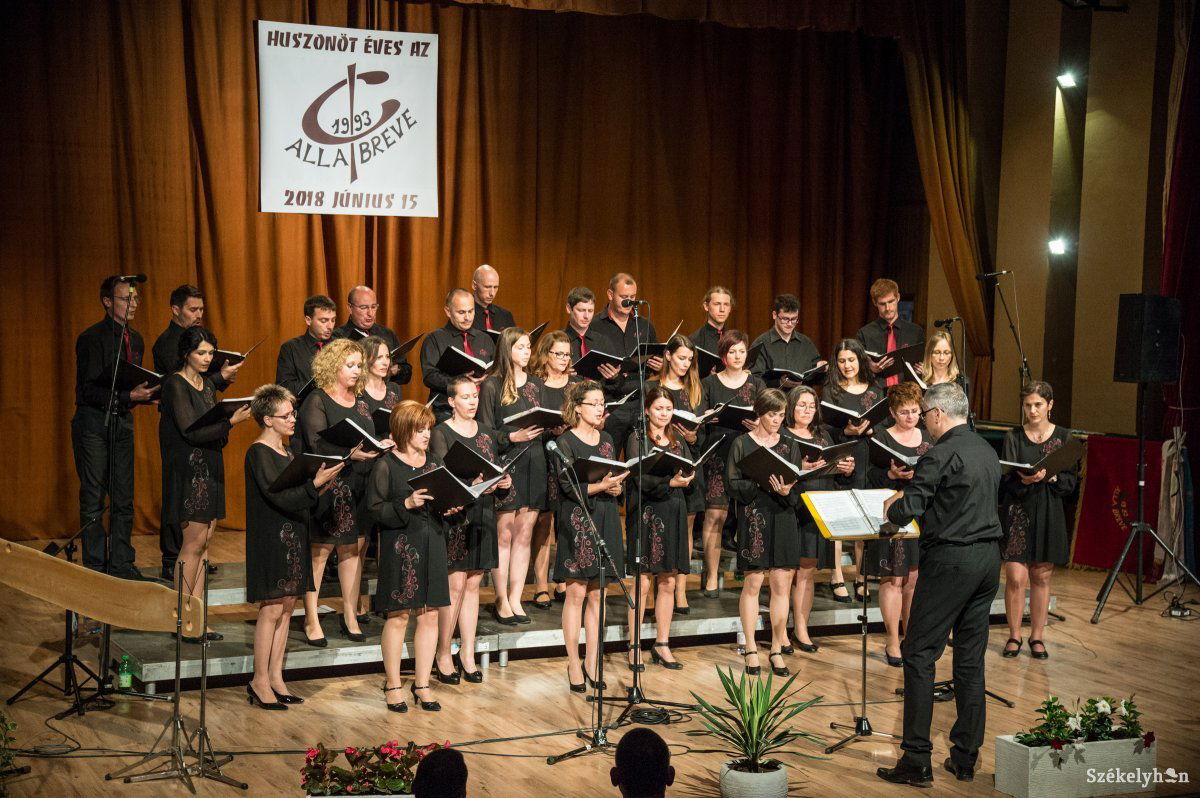 A kórustagok kedvenc dalaikat, valamint a díjnyertes kórusműveket adták elő • Fotó: Barabás Ákos