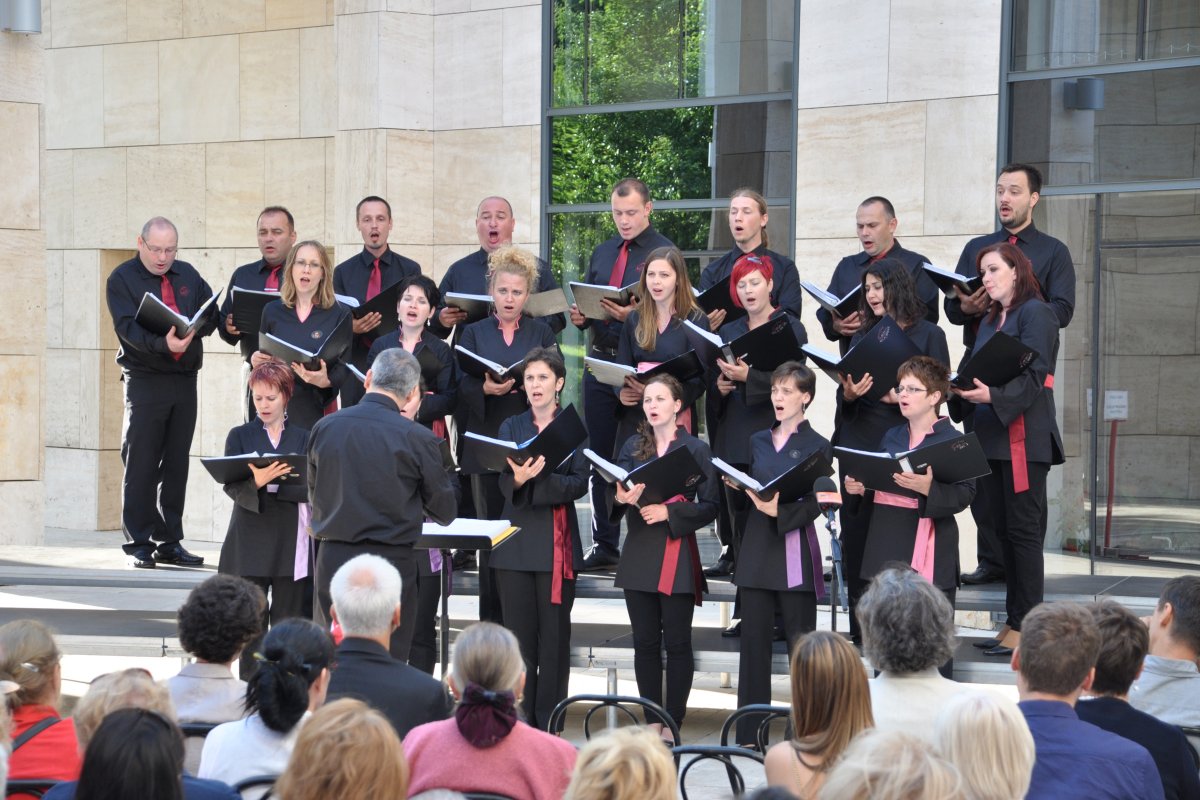 Az Alla Breve Vegyeskar Törökbálinton 2014-ben, testvérvárosi látogatáson. Archív &bullet;  Fotó: Alla Breve Vegyeskar