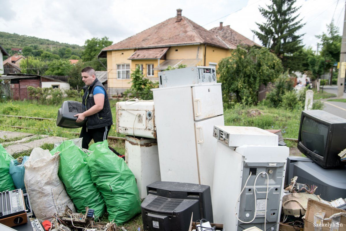 Az itt összegyűlt elektronikai hulladék zöme az apahidai gyűjtőközpontba kerül •  Fotó: Veres Nándor