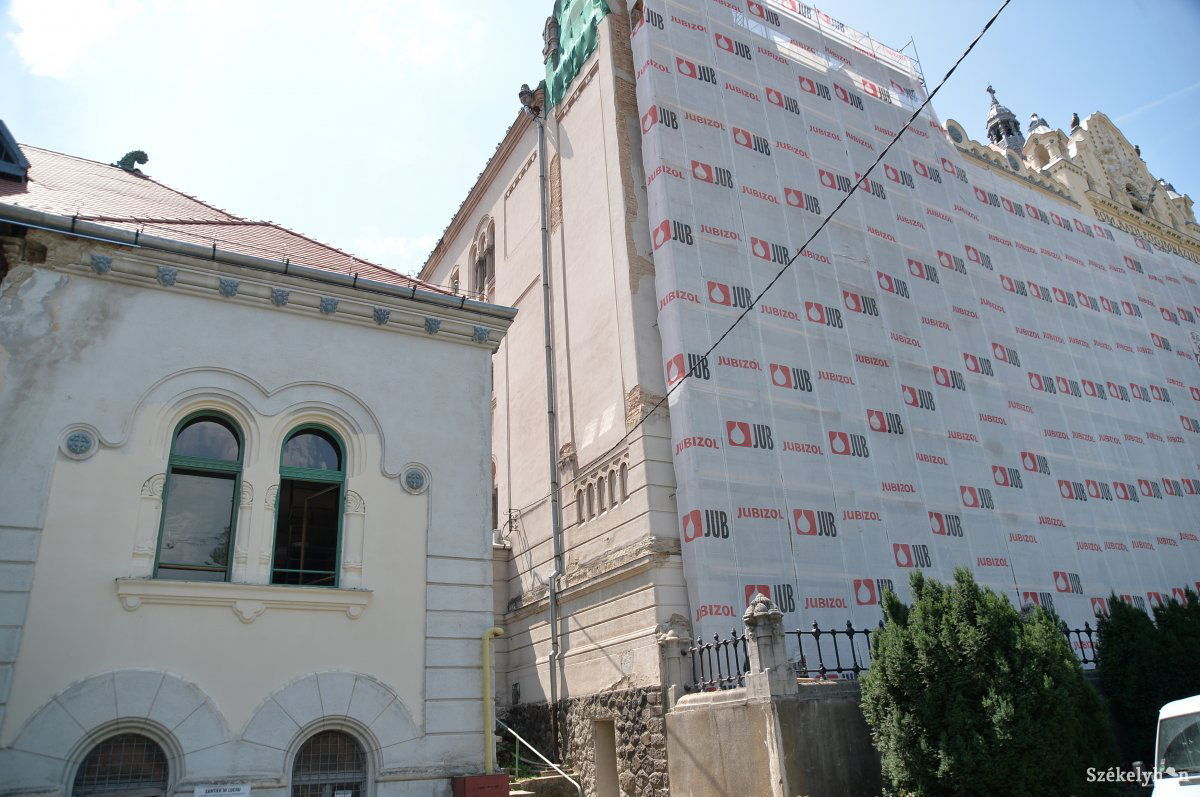 A minták már elkészültek (balra). Eredeti zöld színükben fognak díszelegni az iskola ablakkeretei •  Fotó: Barabás Ákos