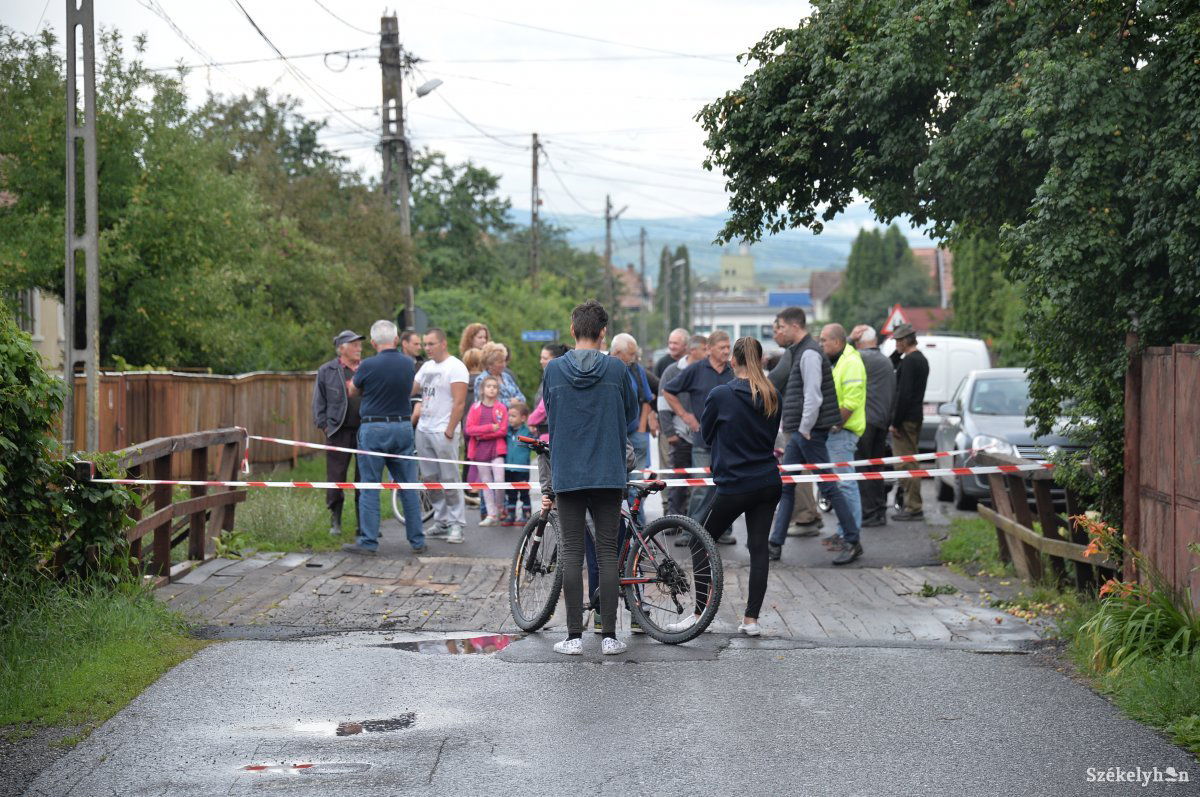 Lezárták a Homoród utcai fahidat •  Fotó: Barabás Ákos
