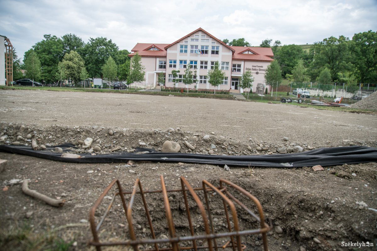 Az esti órákban is használható lesz a pálya, hiszen lámpatestekkel világítják meg &bullet;  Fotó: Barabás Ákos