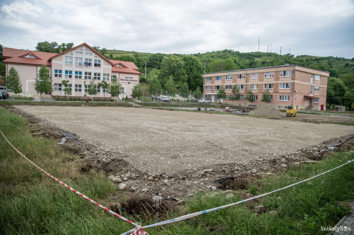 Nemcsak futballozni lehet majd az új pályán, hanem a kézi- és kosárlabda, valamint a tenisz is helyet kap &bullet;  Fotó: Barabás Ákos