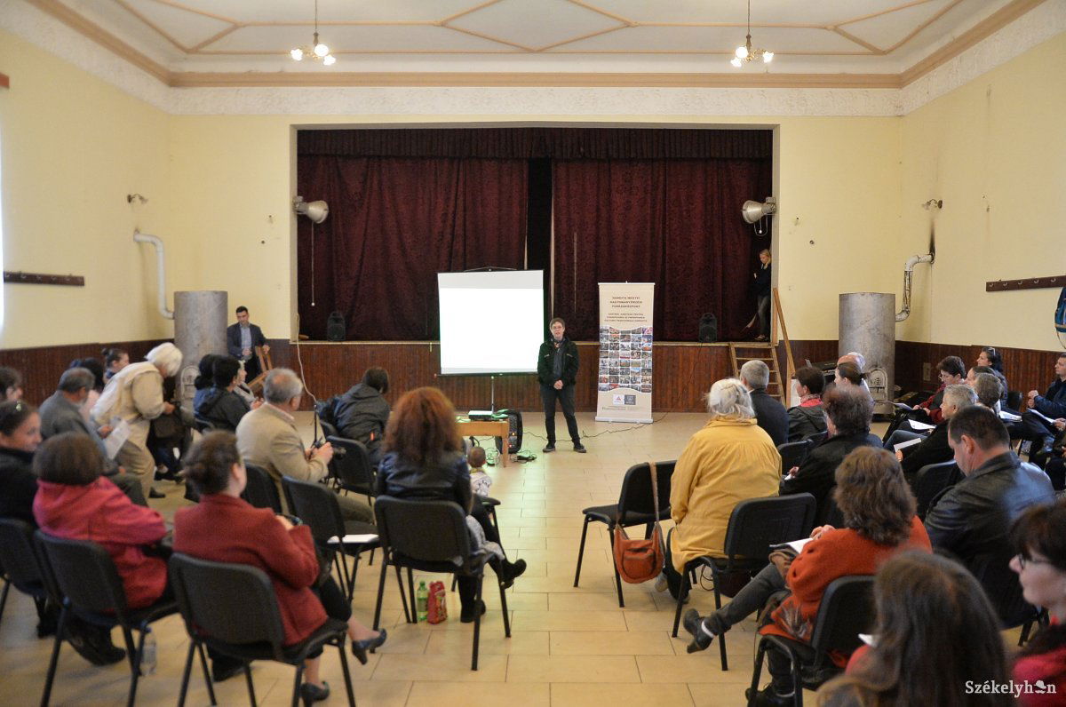 Mindent az épített örökségről: kultúraszervezők tanácskoztak Székelyderzsben • Fotó: Barabás Ákos
