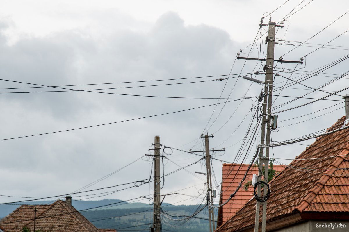 Új, energiatakarékos világítótestekre cserélik a meglévőket. Képünk illusztráció •  Fotó: Barabás Ákos