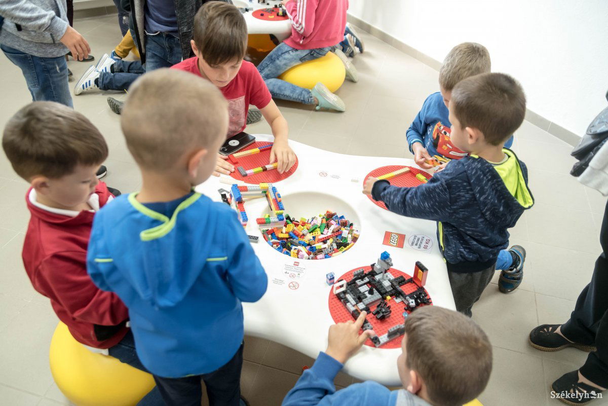 A Lego-játszószobában állandó telt ház volt, kis kezek alkottak fáradhatatlanul az asztalok mellett •  Fotó: Veres Nándor