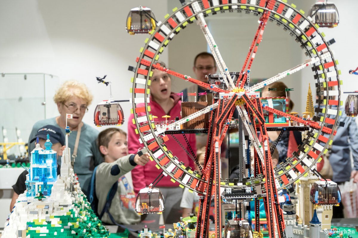 Nem mindennapi Lego-építmények kerültek közszemlére. A lassan forgó óriáskerék sok szemlélődőt ejtett ámulatba. A kiállítás augusztus 12-éig tart nyitva •  Fotó: Veres Nándor