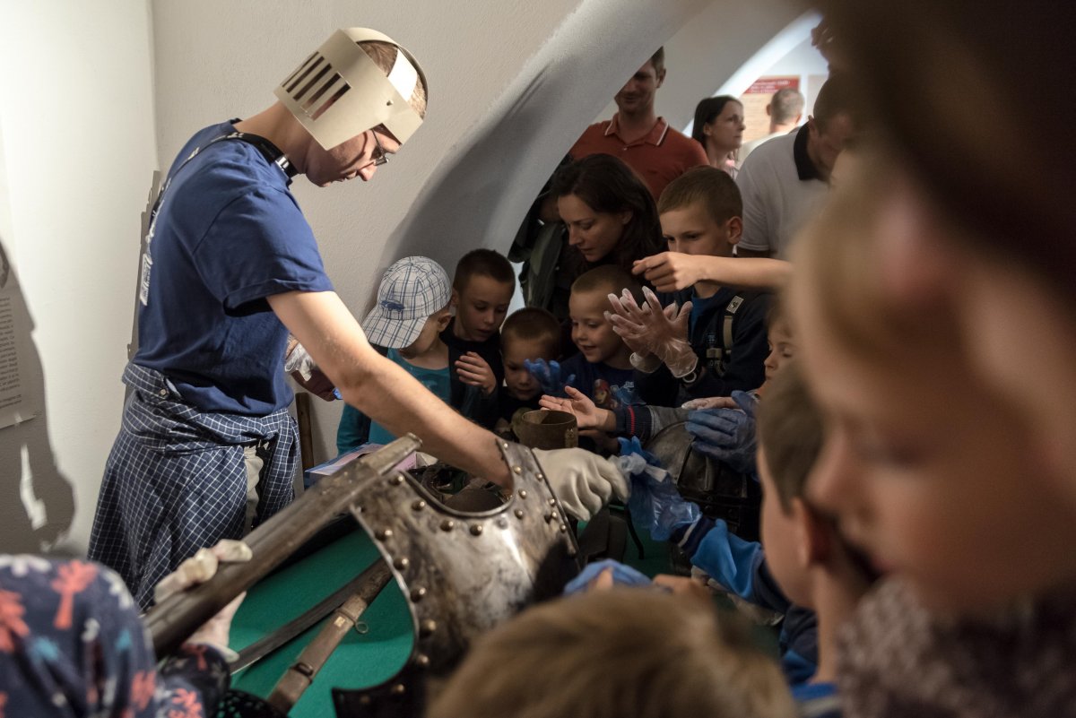 A szép fegyvereket kézbe is vehették az érdeklődők •  Fotó: Veres Nándor