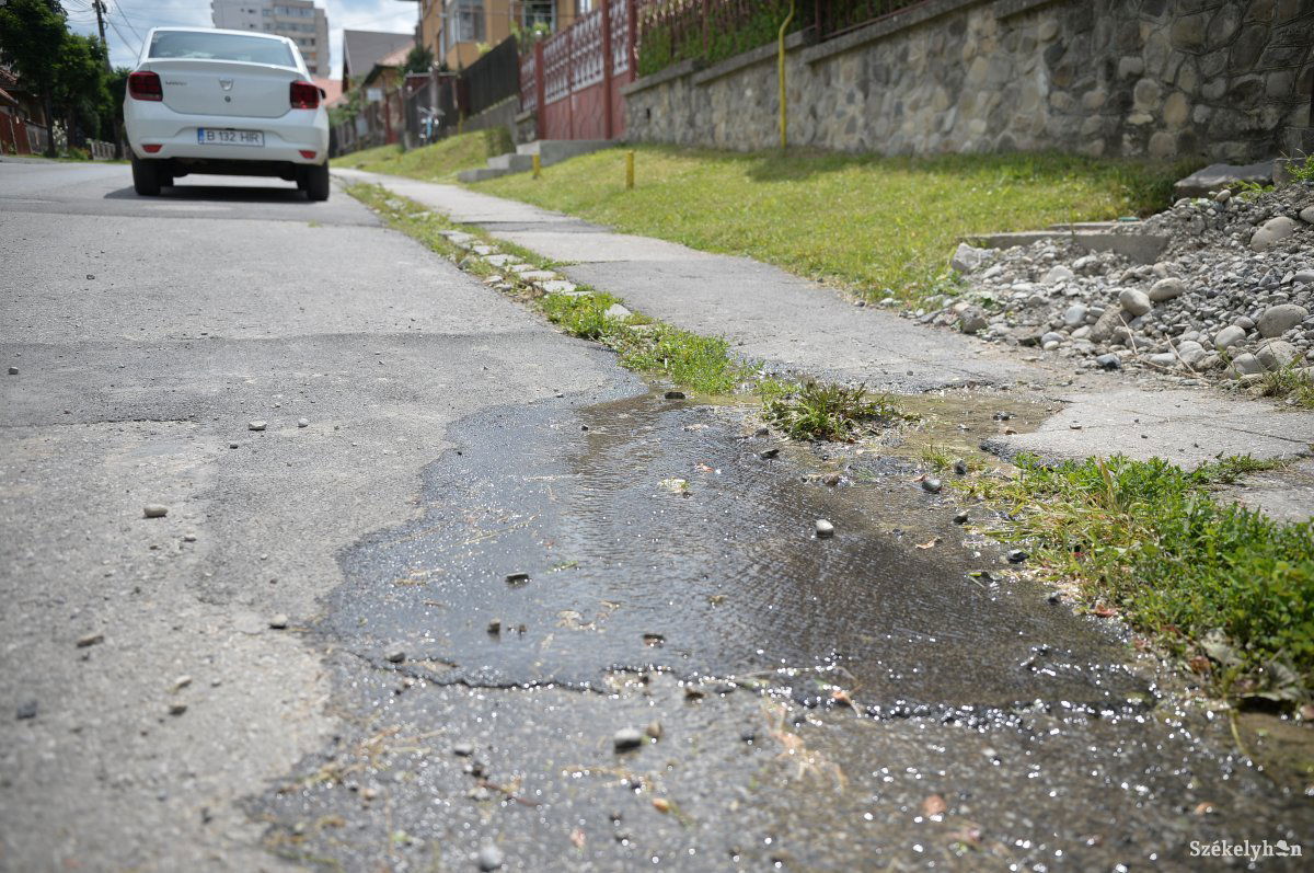 A szolgáltató hamarosan a Szarkakő utcai meghibásodást is elhárítja – ígérik •  Fotó: Barabás Ákos