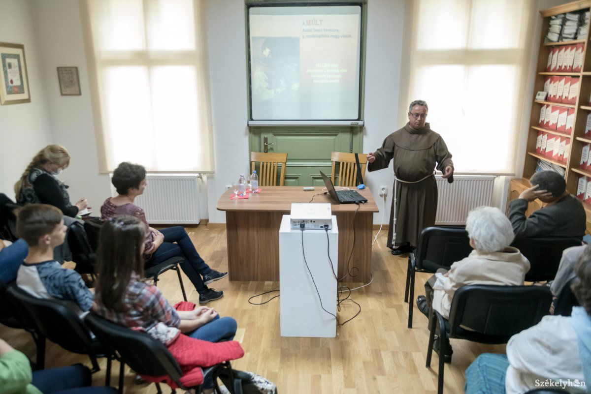 Rendi évszázadokról és papi-szerzetesi életútjáról is beszélt Szilveszter testvér •  Fotó: Veres Nándor