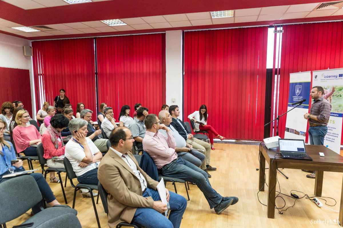 Egymás tapasztalatait hasznosítják turizmusfejlesztésben a nemzetközi projekt résztvevői •  Fotó: Barabás Ákos
