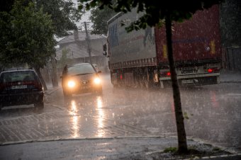 Narancssárga riasztás záporok, zivatarok miatt számos erdélyi megyében