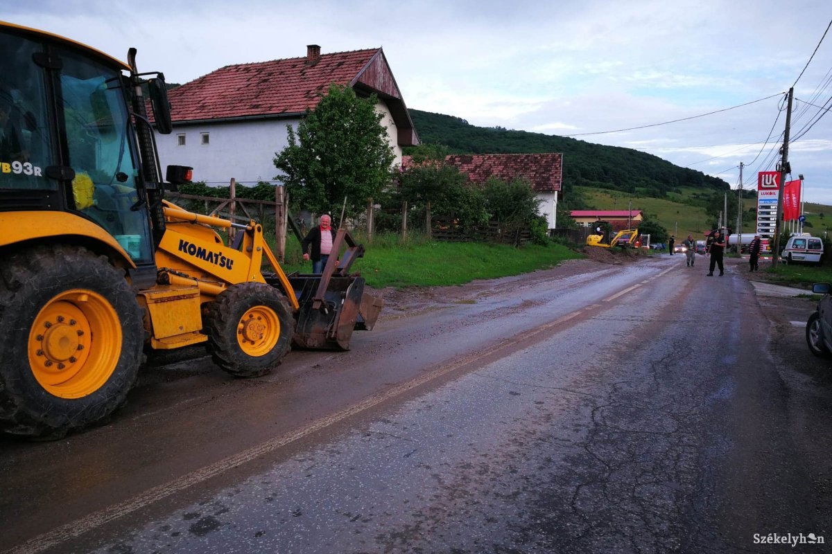 El kellett takarítani a hordalékot a város felsőboldogfalvi kijáratánál •  Fotó: Székelyhon