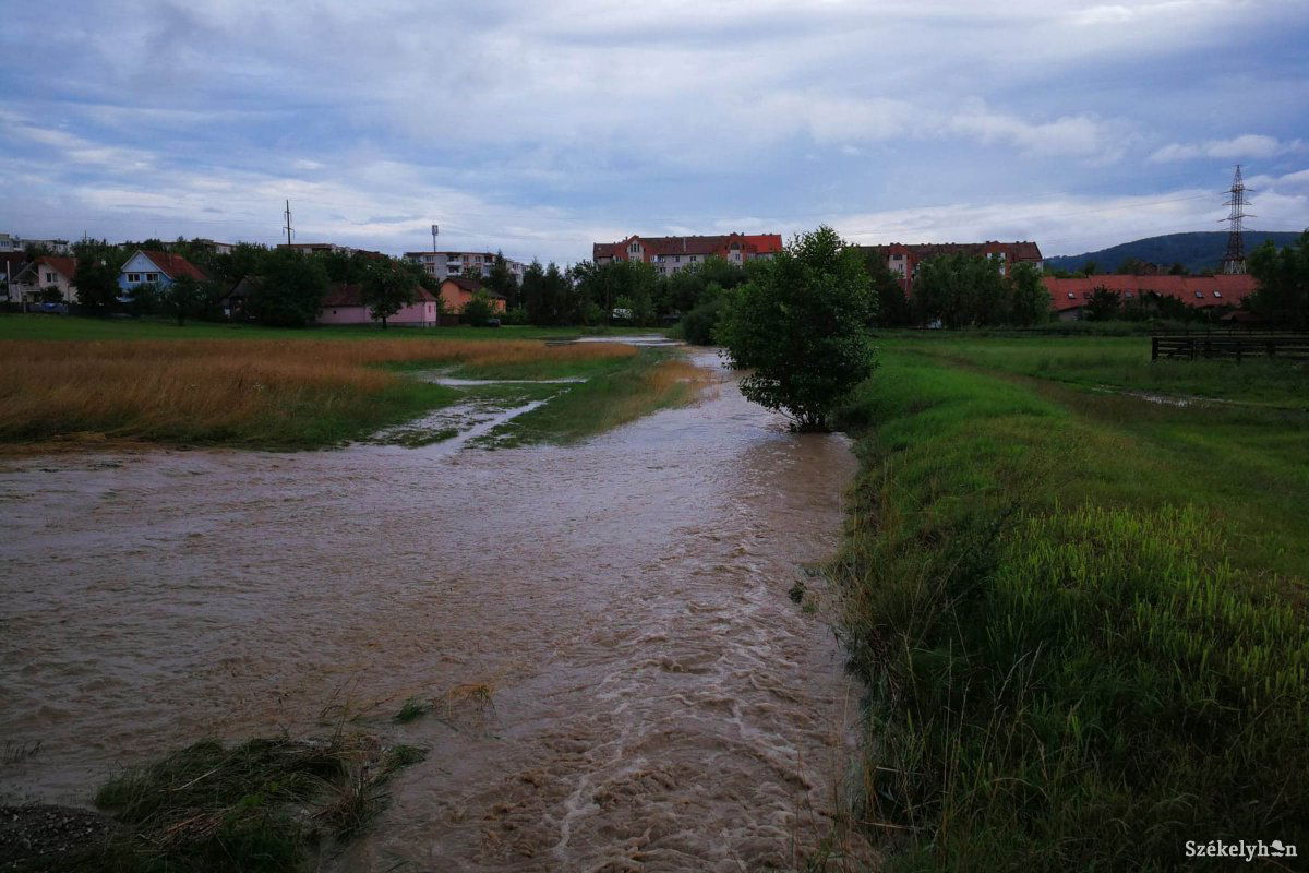 Áradás a Napkelet lakóparknál •  Fotó: Székelyhon