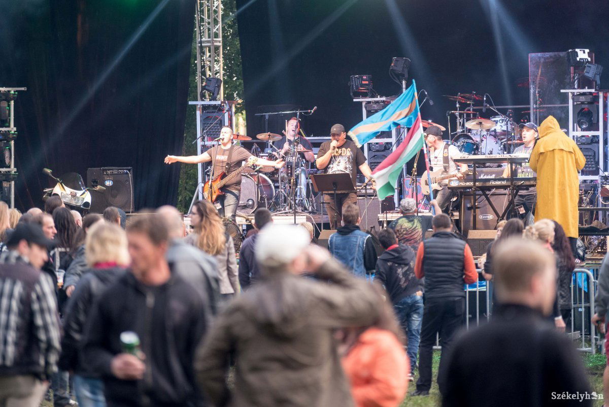 Az esőben és sárban sem maradt üres a színpad előtti tér •  Fotó: Veres Nándor