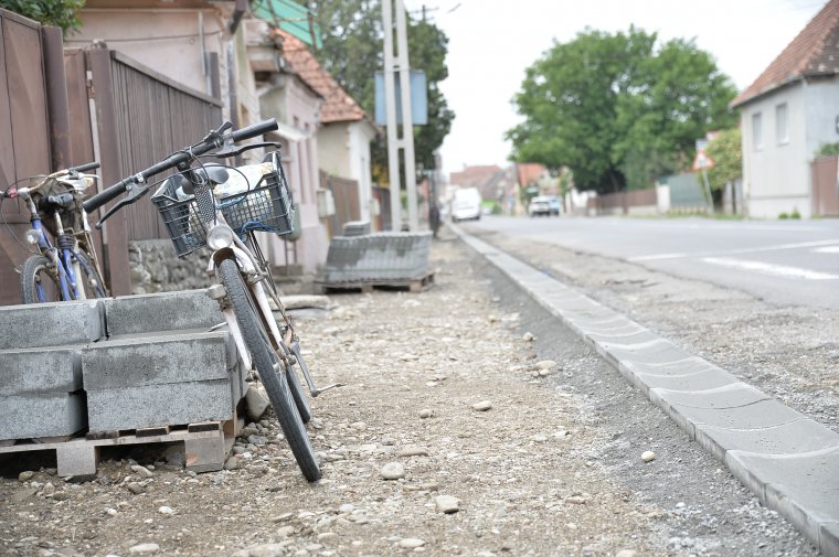 Megoldaná a parkolási gondokat, mérsékelné az autós forgalmat a várost átszelő kerékpárút