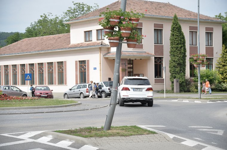 A rendőrségi vizsgálat után is ismeretlen maradt az elkövető, így a város pénzén kell helyreállítani az oszlopot