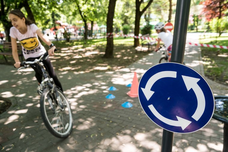 Biciklis akadálypályán oktatták a fiatalokat a közlekedési szabályokra